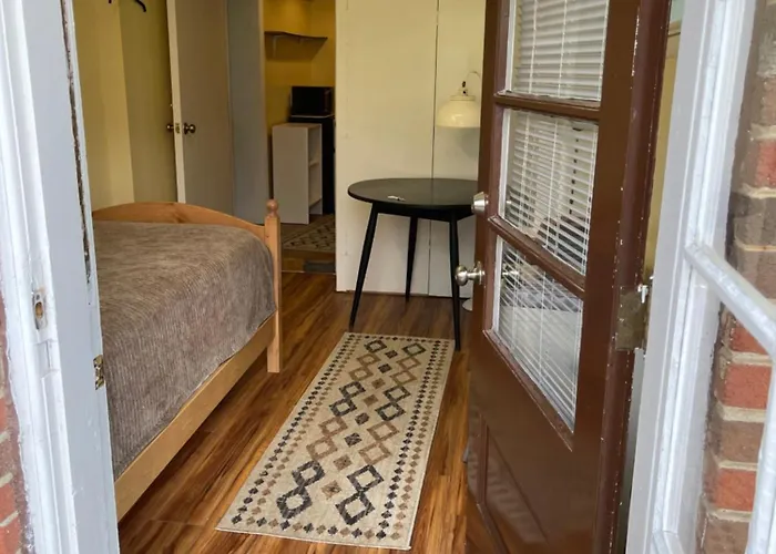 Flower Avenue Hosting - Private Room - Twin Bed & Shower - On The Ground Floor - 66 Per Night