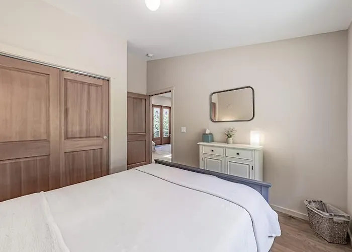 Newly Built Dog-Friendly Colorful Creekside Home - One Mile To The Ocean