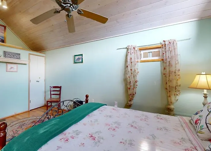 Peaceful Dog-Friendly Cabin On The Coast With Great Deck Views