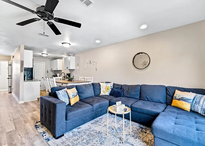 Dog-Friendly Townhome With Private Deck Charming Interior Washer&Dryer & Ac