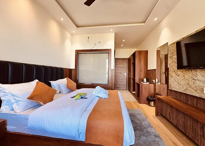 Hotel Sky Heaven Dalhousie Mall Road