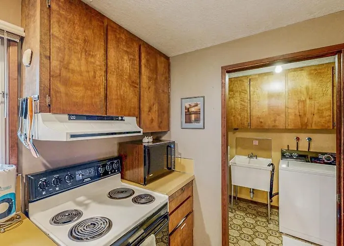 Dog-Friendly Cottage With Private Hot Tub Deck Berry Bushes & Beach Access