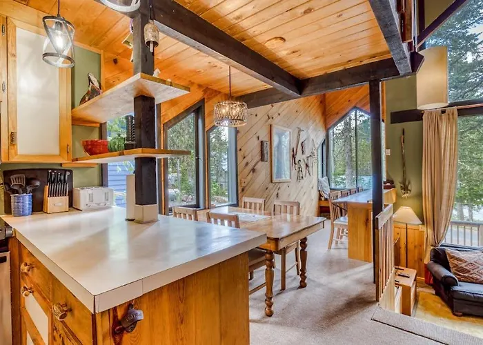 Serene Wooded Retreat With Free Wifi Large Deck & Spacious Loft - Skiing Nearby