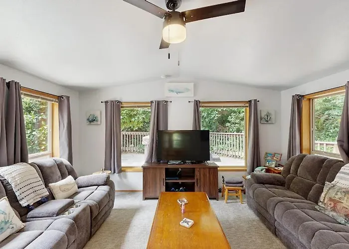 Charming Cottage Near Whaleshead Beach 4-Person Private Hot Tub Deck & Grill