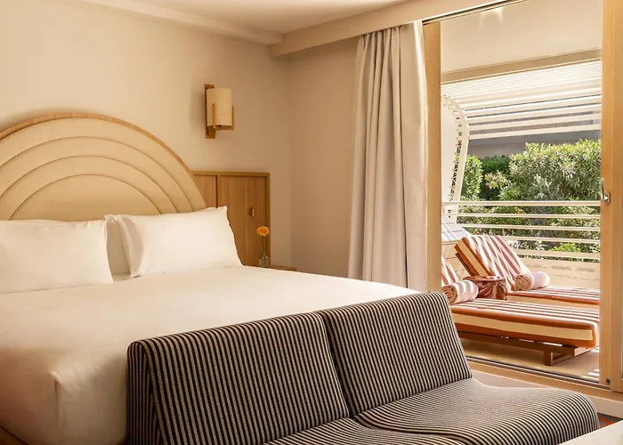 Hotel Ventura Saint-Tropez, Tapestry Collection By Hilton