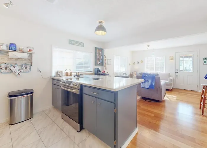 Dog-Friendly Home With Two Full Kitchens & A Gas Grill - Walk To The Ocean