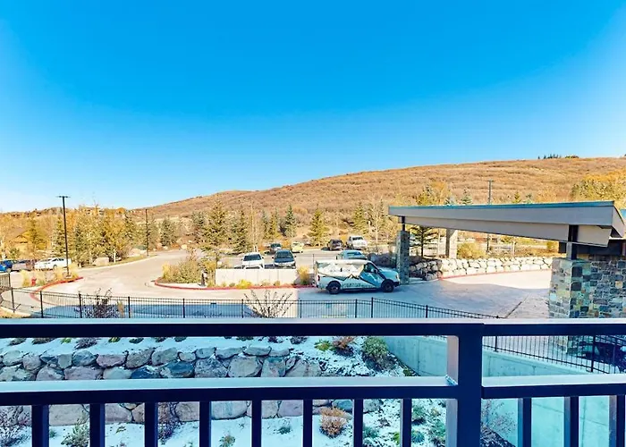 Modern Resort Condo With Pool Hot Tub Rolling Foothill Views & Shuttle