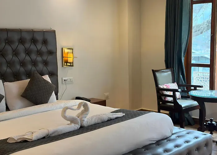 Hotel Asiia Holiday With Swimming Pool -Central Heated And Air Cooled, Near Mall Road