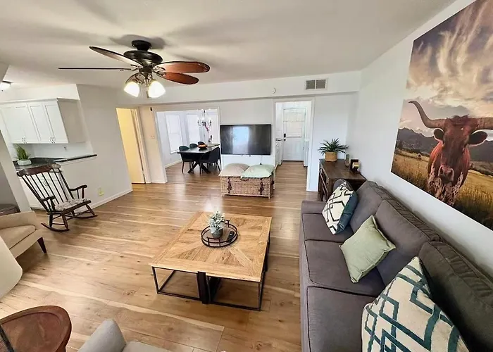 Beautiful Lakeview 2Br Condo -Modern & Cozy With Pool