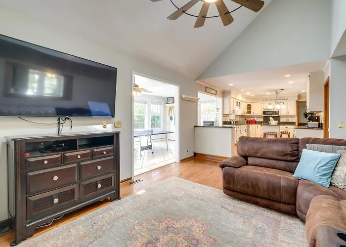 Pool, Hot Tub & Fun! Family Home Near Quantico