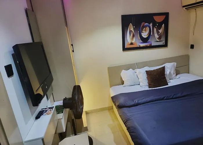 De' Mayors Court Suites&Bar