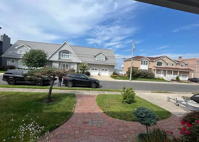 4 Bedroom House With Pool And Backyard On Bayside.