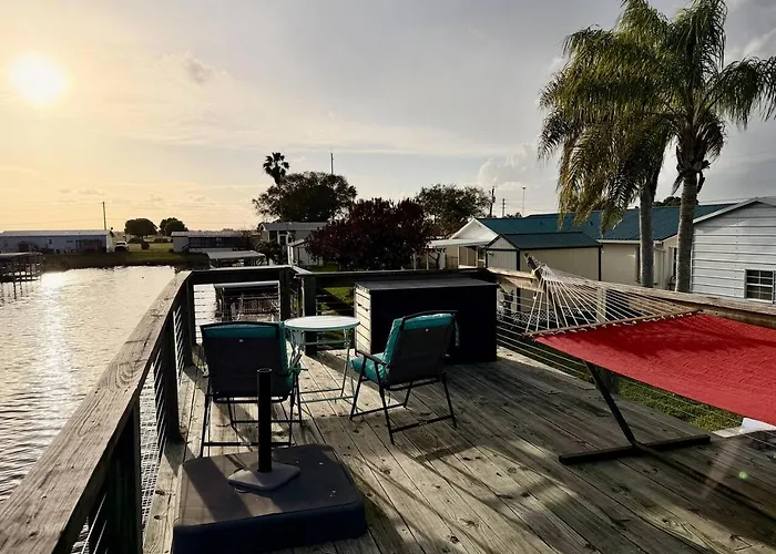 Taylor Creek Isles Cottage | Lake Access + Sundeck