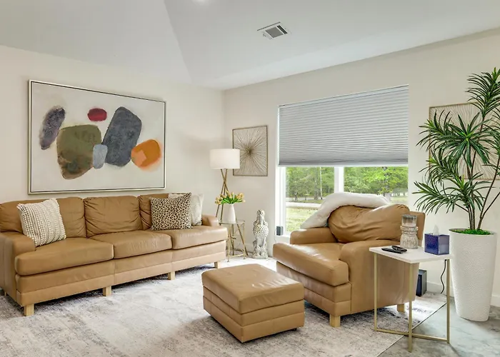 Modern-Style Home W/ Patio, Near Greers Ferry Lake