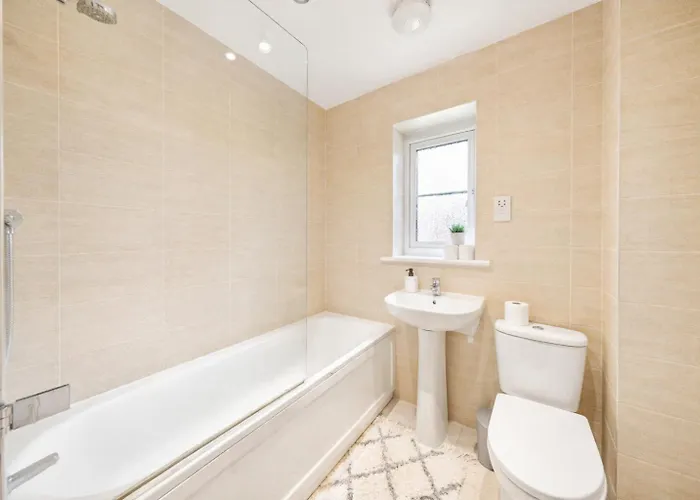 Maidstone Spacious Retreat - Hot Tub - Parking