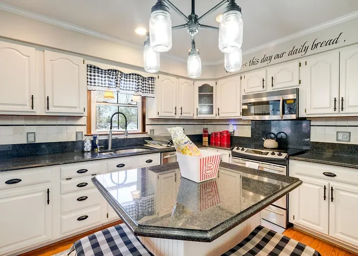 Pool, Hot Tub & Fun! Family Home Near Quantico
