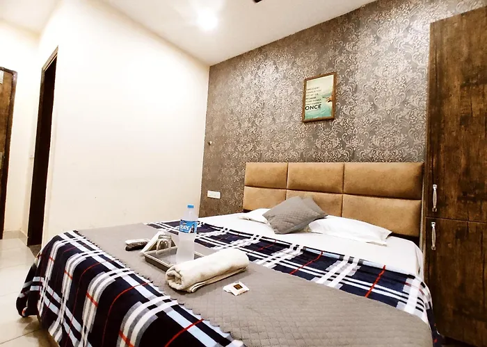 The Heaven Homestays - A Budget Rooms By Dhesi Group