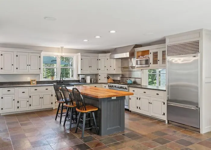 5 Bedroom, 4.5 Bathroom, In-Ground Pool, Awning, Gym Near Parsons Beach!