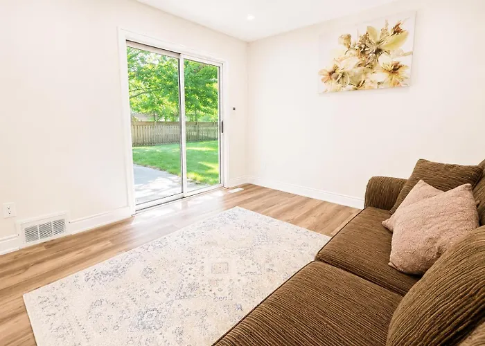 Spacious 3-Bedroom Home In Waterloo, Family & Pet Friendly, Work Space, Private Backyard