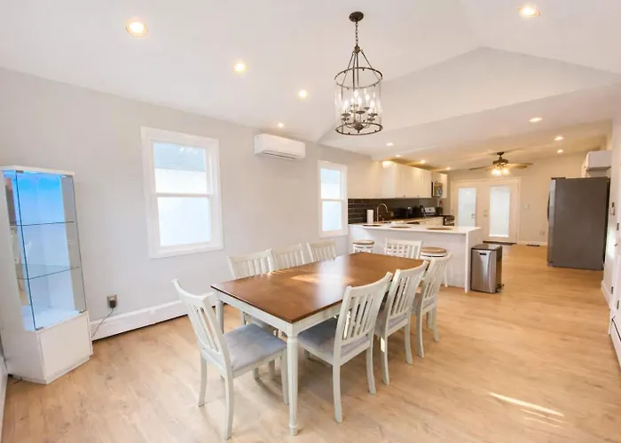 Spacious Beach House For 12 - 10-Min Walk To Beach - Family-Friendly Coastal Retreat