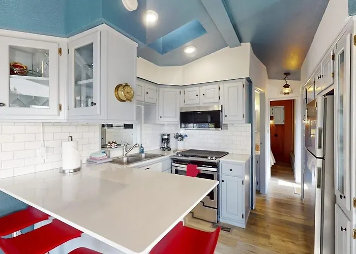 Coastal Retreat With Ocean Views Patio Wifi Streaming