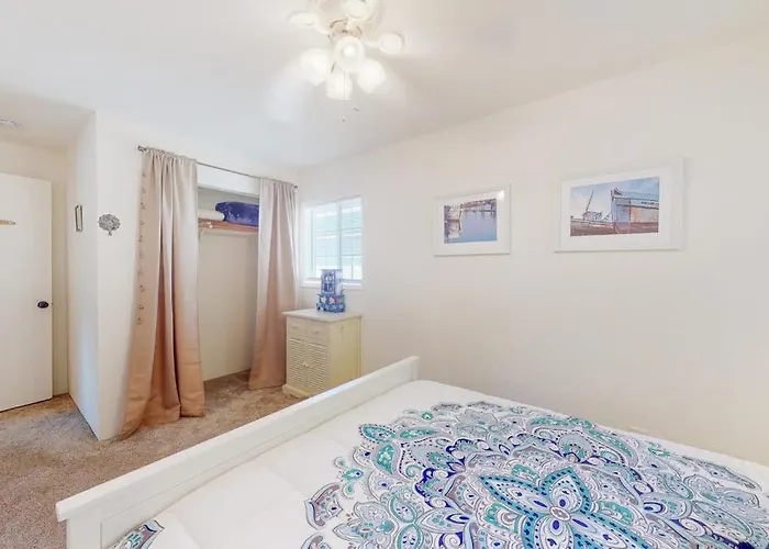Dog-Friendly Home With Two Full Kitchens & A Gas Grill - Walk To The Ocean