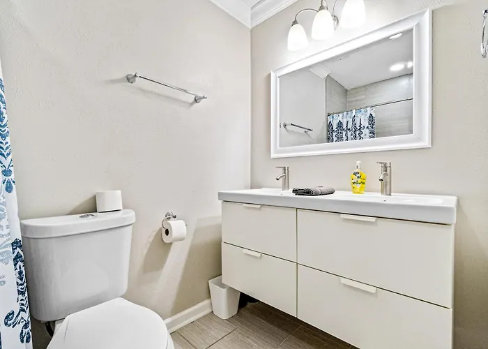 Dog-Friendly Townhome With Private Deck Charming Interior Washer&Dryer & Ac