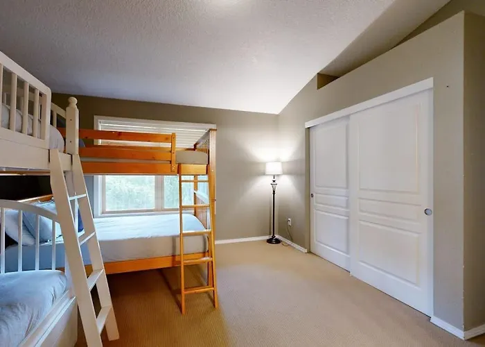 Dog-Friendly Condo With Great Kitchen Pool & Hot Tub - Close To Skiing