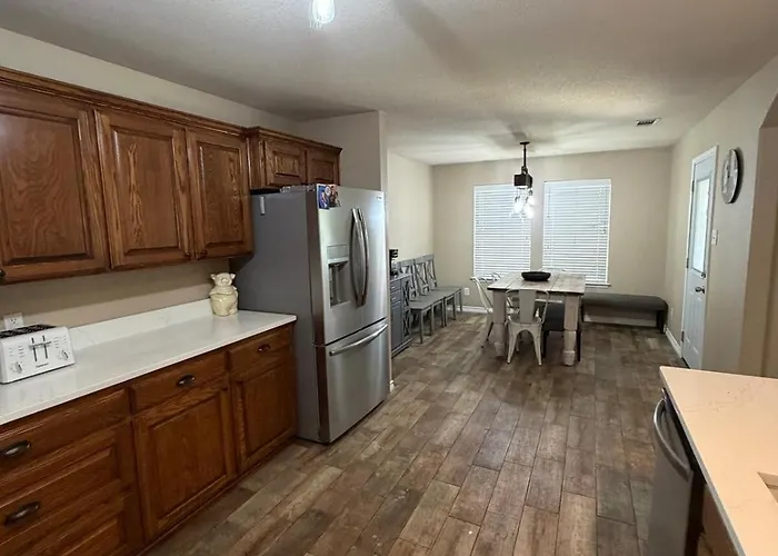 2 King Beds And Best Location In Burleson!