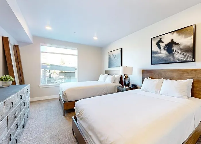 Modern Resort Condo With Pool Hot Tub Rolling Foothill Views & Shuttle