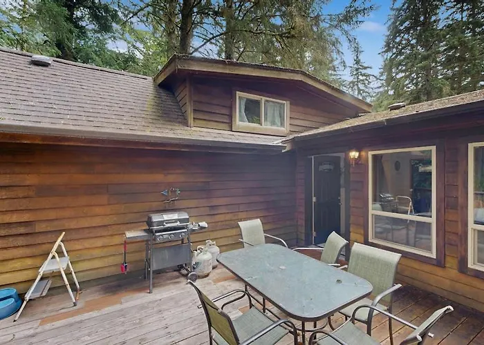 Charming Cottage Near Whaleshead Beach 4-Person Private Hot Tub Deck & Grill