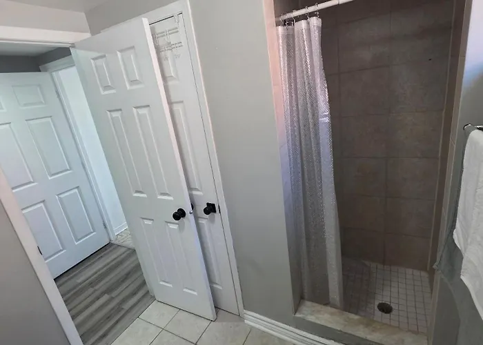 Bright Cozy 2-Bedroom Main Floor Suite
