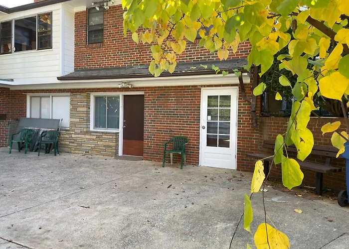 Flower Avenue Hosting - Private Room - Twin Bed & Shower - On The Ground Floor - 66 Per Night