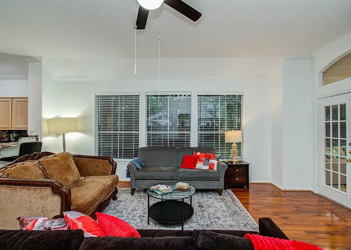Family-Friendly 4Br Big Yard & Spacious Patio