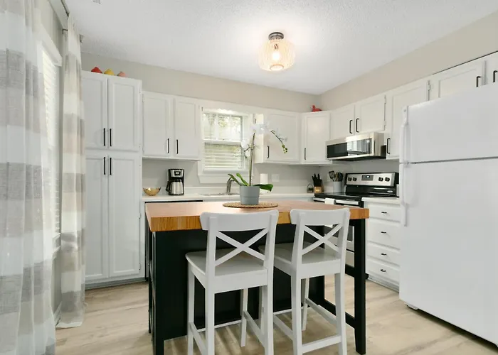 1-Bed Retreat Gated Yard Near Ku Hospital 20