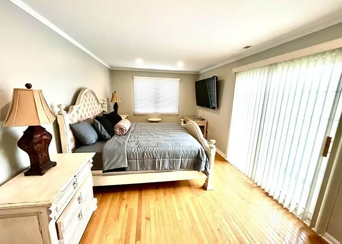 4 Bedroom House With Pool And Backyard On Bayside.