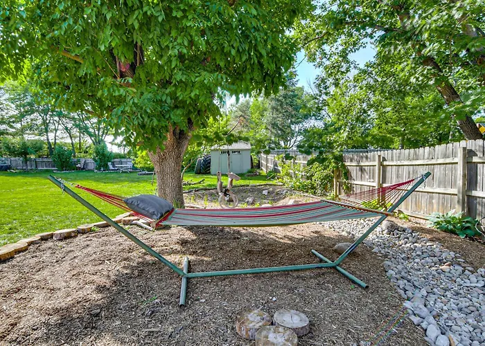 Endless Fun! Family Home W/ Spacious Yard In Clive