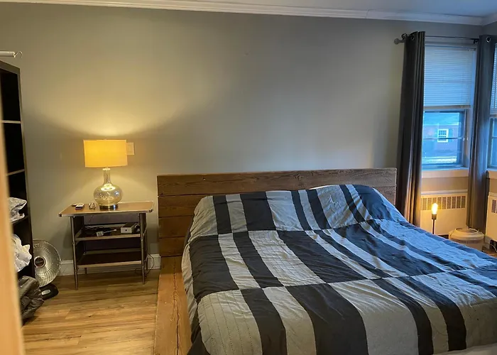 Flower Avenue Hosting - Private Suite With De Luxe King Size Bed - 77 Per Night 1St Guest - 59 2Nd Guest - 52 Each Third & 4Th Guests