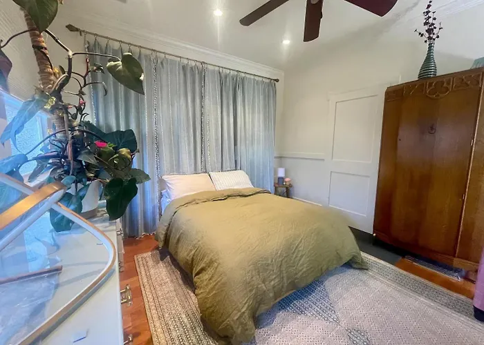 Garden Suite- Private Deck, Hot Tub & Fast Wifi