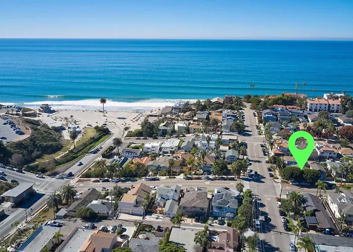 Walk To The Beach! The Moonlight Beach Bungalow