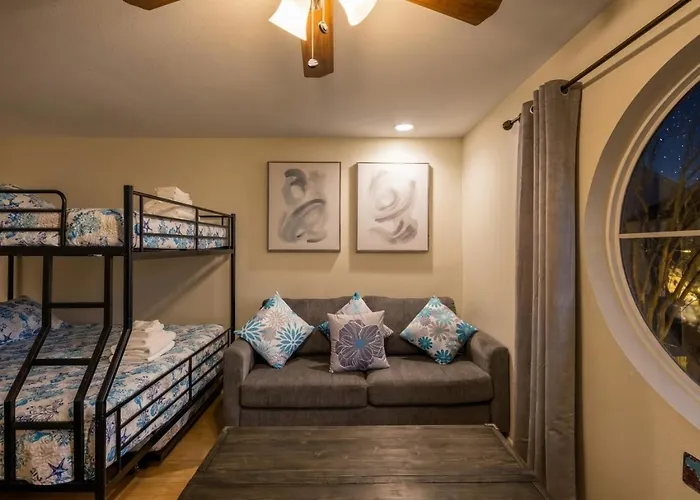 Elegant Lakefront Condo Showcasing Spectacular Views.