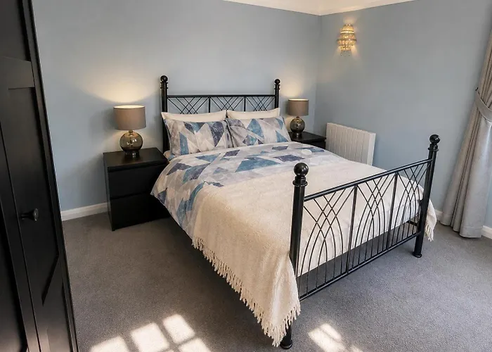 2 Bed City Center Apartment Near Station With Parking