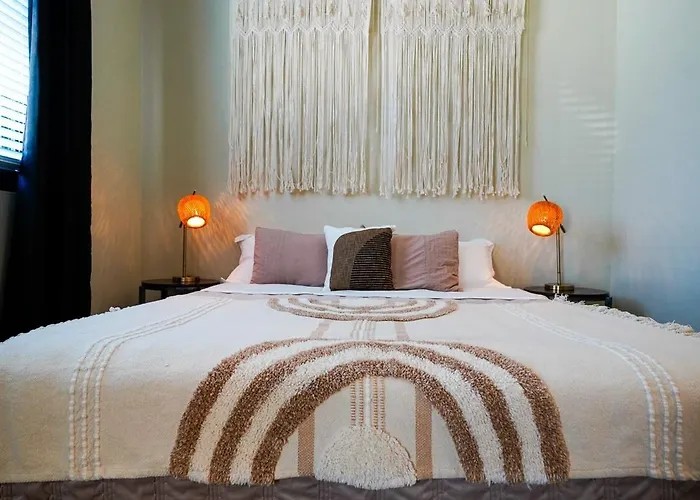 Jungle Jasper Suite - New Loft Near Massachusetts!