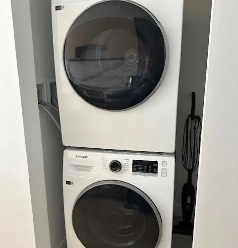 Modern Apartment, Free Parking In King George Hub