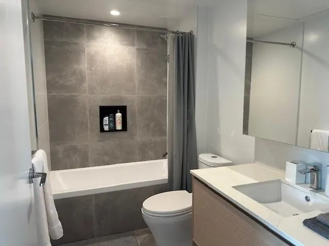 Modern Apartment, Free Parking In King George Hub