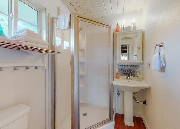 Dog-Friendly Adu With A Full Kitchen & Shared Washer&Dryer - Near The Water