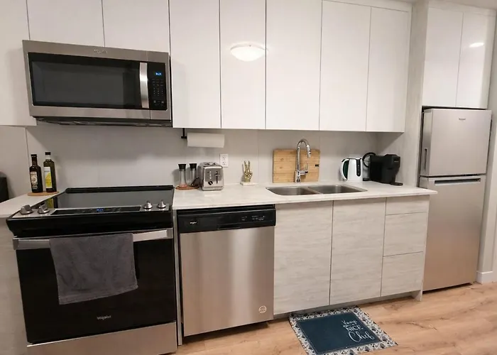 Home In The Clouds - Downtown Retreat - Gym, Free Parking