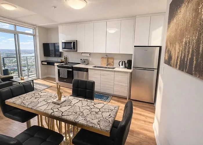 Home In The Clouds - Downtown Retreat - Gym, Free Parking