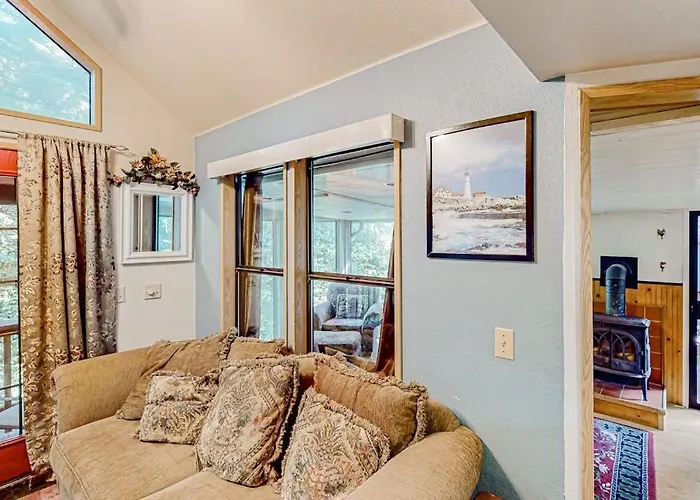 Delightful Coastal Escape With Private Hot Tub Generous Patio & Nature Views
