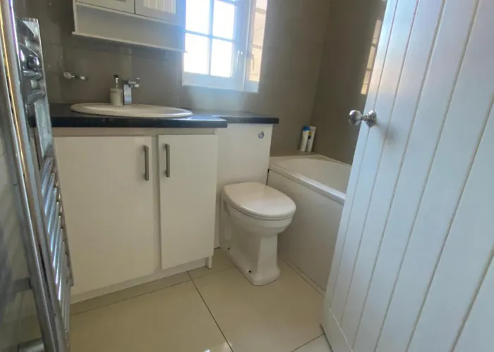 2 Bed City Center Apartment Near Station With Parking